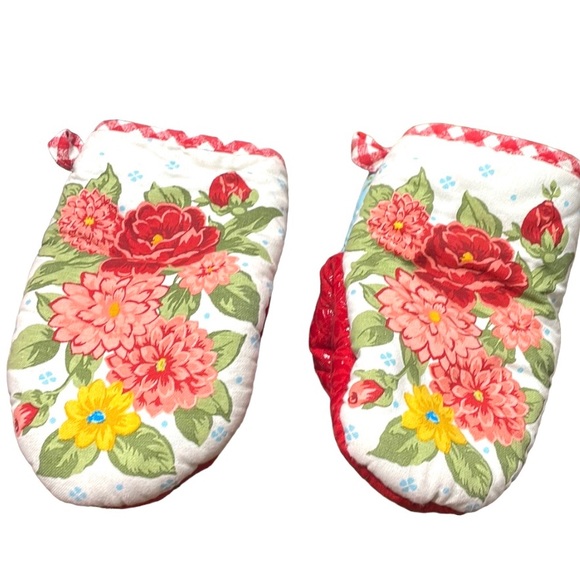 Pioneer Woman Home Bundle Red Checker Tablecloth and Floral Oven Mitts - Picture 3 of 6
